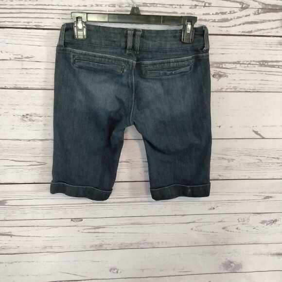 "Refugeā
Premium"āwoman'sĀ jeanā
shorts - Picture 3 of 9